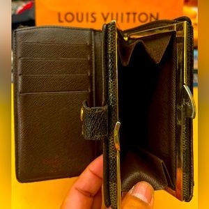 Bundle 4 w/ 😇 symbol for 20% promo. Authentic preloved LV DAMIER EBENE KISSLOCK